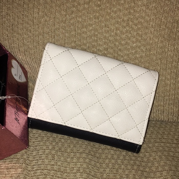 ♣️NWT Betsey Johnson Faux Leather Wallet - Picture 7 of 8